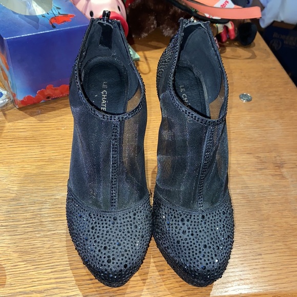 Women’s Le Chateau Pumps - Picture 3 of 3